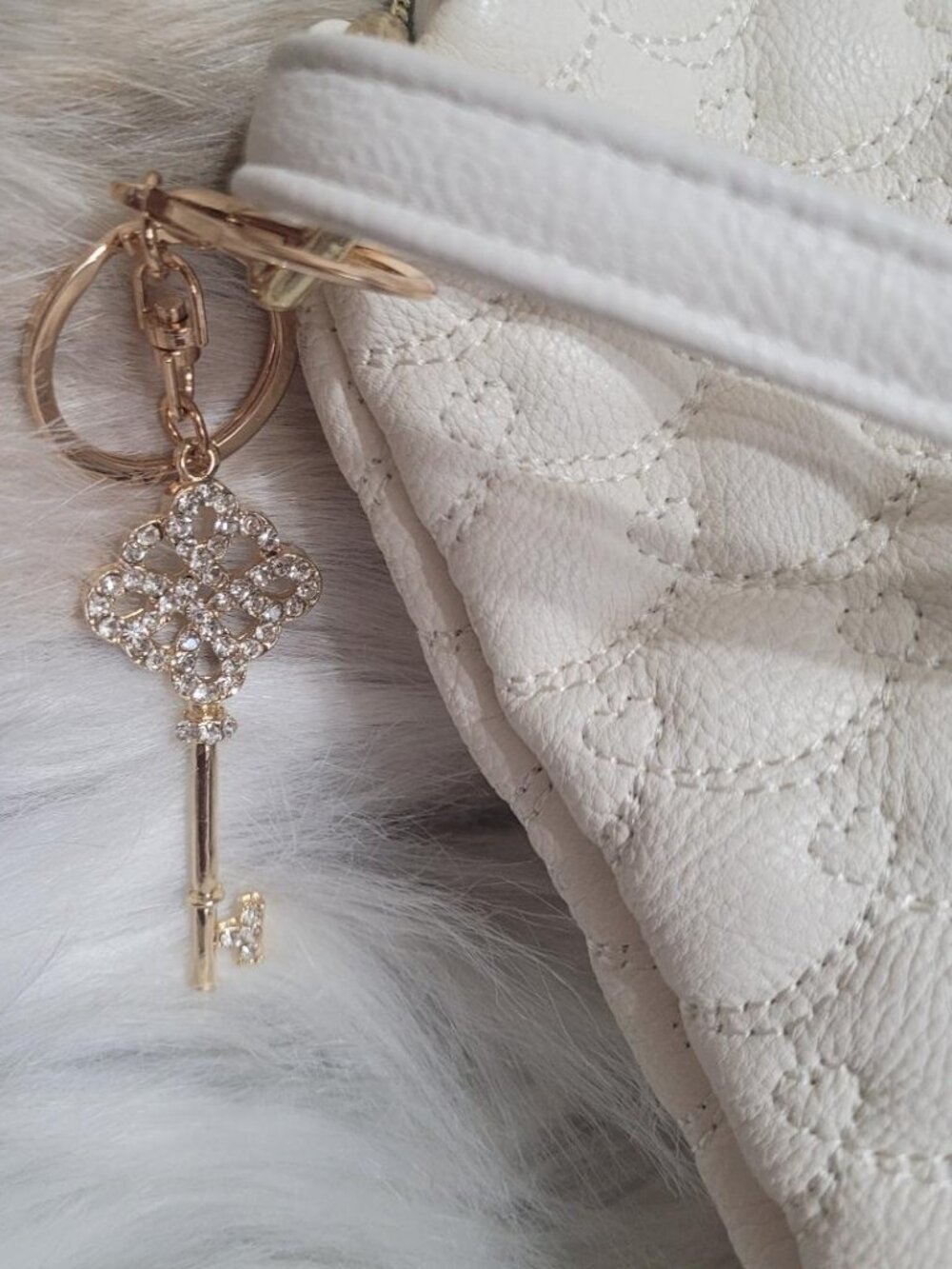 P1474-NWOT Betsey Johnson White Quilted Hearts bag with Crystal Key Charm - Picture 2 of 5